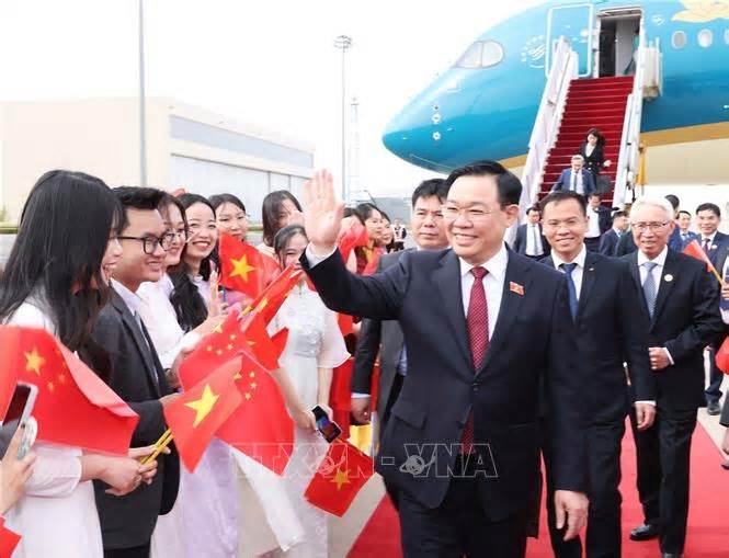 Chủ tịch Quốc hội đến Bắc Kinh, bắt đầu chuyến thăm chính thức Trung Quốc