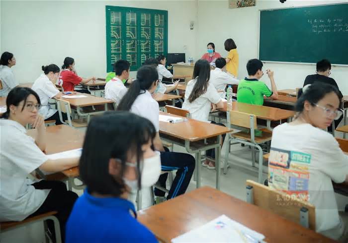 Thêm 3 thí sinh ở Hà Nội bị đình chỉ vì mang điện thoại vào phòng thi