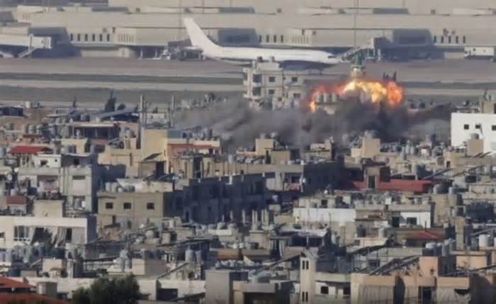 Video Israel ném bom Beirut khi máy bay chở khách di chuyển trên đường băng