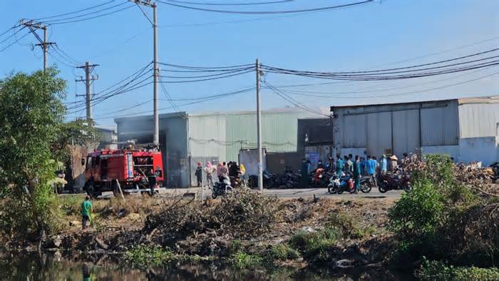 Cháy xưởng đồng rộng 200m2 giữa thời tiết nắng nóng ở TPHCM