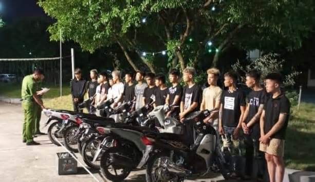 Nhóm thanh niên đi xe tốc độ cao, mang dao kiếm, gây náo loạn đường phố Ninh Bình