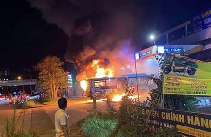 Xe buýt 'bốc hỏa' trong cây xăng ở Hà Nội