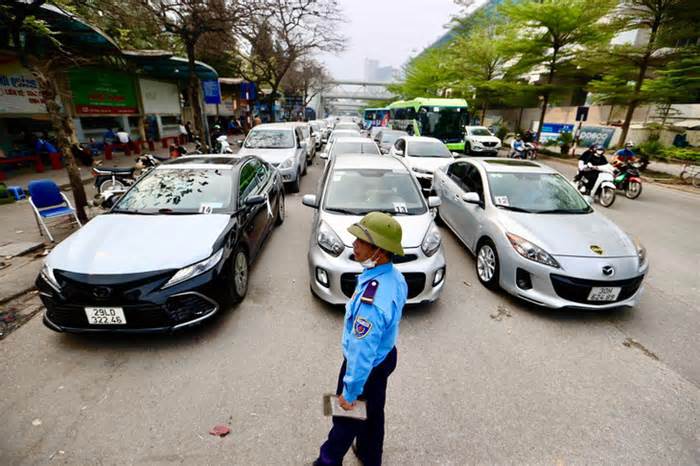 Bộ Nội vụ trả lời việc ký hợp đồng 'gỡ khó' cho nhân sự đăng kiểm