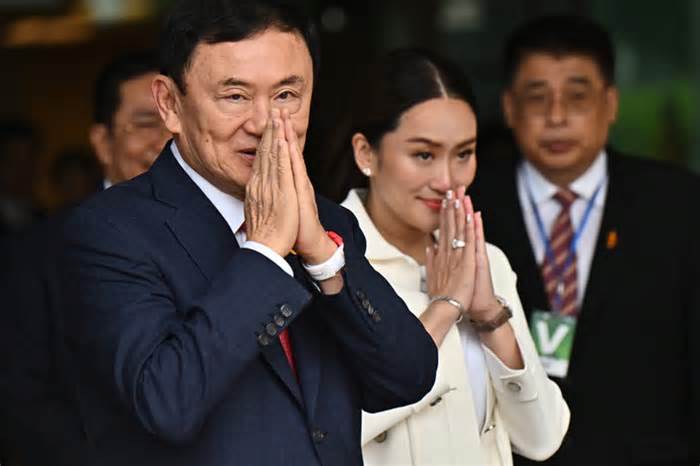 Ông Thaksin về đến Thái Lan, bị cảnh sát áp giải đến tòa án