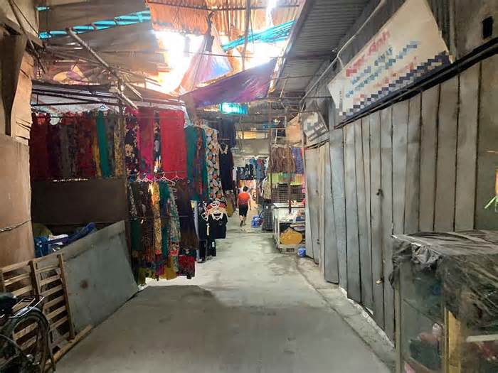 Hàng loạt chợ sầm uất một thời ở Hà Nội rơi vào cảnh ế ẩm, xuống cấp