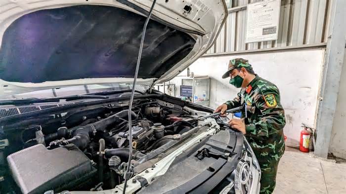 Kiểm định viên quân đội hỗ trợ đăng kiểm giảm quá tải ở TP Hồ Chí Minh