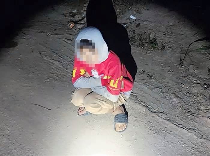 Cảnh sát giao thông Nghệ An tìm thấy bé trai bị lạc lúc nửa đêm
