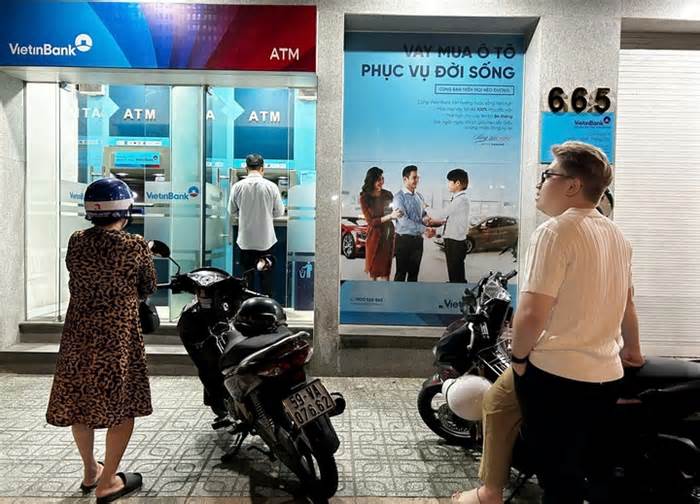 Dân TP.HCM ‘toát mồ hôi’ khi rút tiền ở trụ ATM mùng 1 Tết