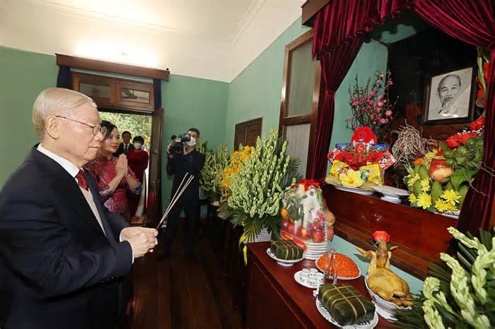 Tổng bí thư Nguyễn Phú Trọng dâng hương tưởng niệm Bác Hồ ở nhà 67