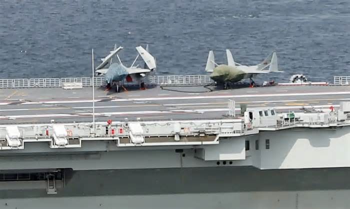 Mô hình tiêm kích hạm kiểu mới xuất hiện trên tàu sân bay Liêu Ninh