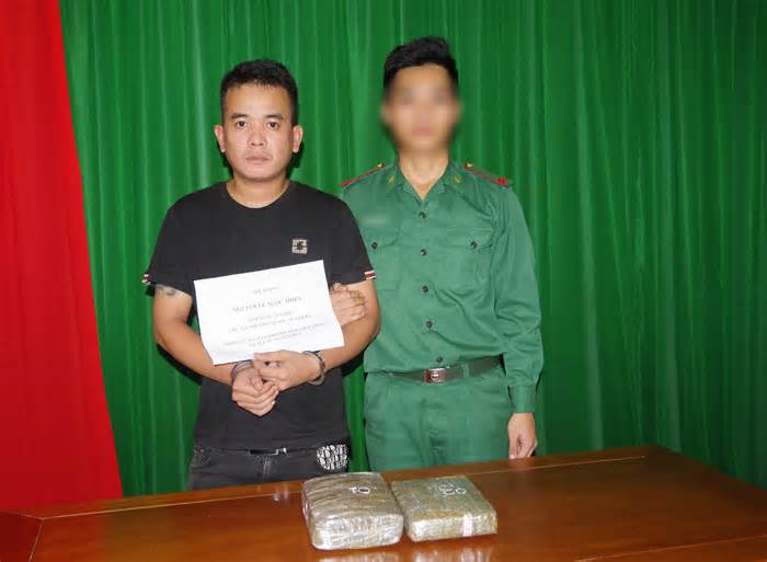 Mang 2 bánh cần sa nhập cảnh vào Việt Nam, nam thanh niên bị bắt giữ