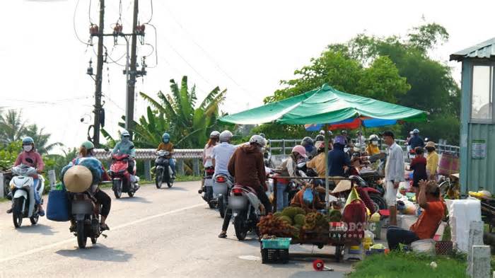 Chợ cóc bủa vây trên cầu gần khu công nghiệp ở Cần Thơ