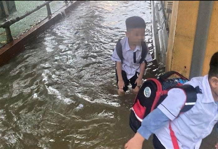 Mưa lũ tại Hà Tĩnh, nước ngập, tường sập, một nữ sinh bị thương