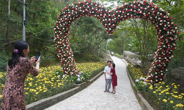 Thanh Hóa: Du khách đổ về check-in đường hoa tình yêu ở biển Sầm Sơn