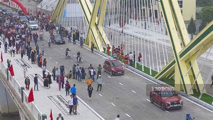 Người dân Điện Biên nô nức qua cầu Thanh Bình sau lễ thông xe