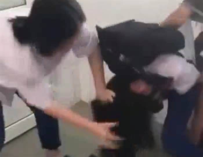 Quảng Trị: Đình chỉ 6 học sinh tham gia đánh bạn trong nhà vệ sinh