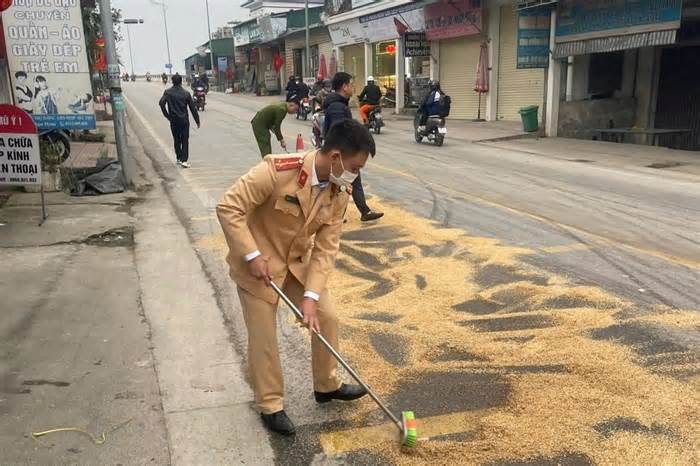 Cảnh sát giao thông rải vỏ trấu, xúc cát xử lý dầu loang trên quốc lộ