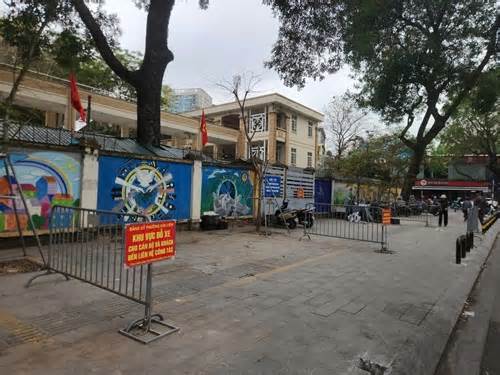 Phường Kim Liên lắp rào chắn, ngăn ô tô lấn chiếm vỉa hè cổng trường