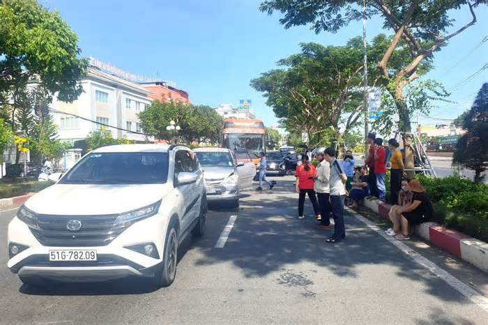 Làm rõ vụ tai nạn giao thông giữa xe khách Phương Trang và 4 ôtô khác