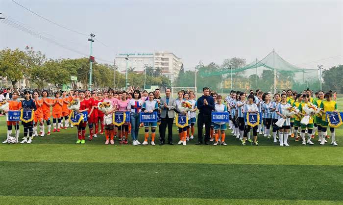 Giải bóng đá 'Nữ hùng hội ngộ' chào mừng kỷ niệm ngày Quốc tế Phụ nữ