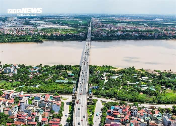 Cầu Thăng Long gần 40 năm tuổi bắc qua sông Hồng nhìn từ flycam