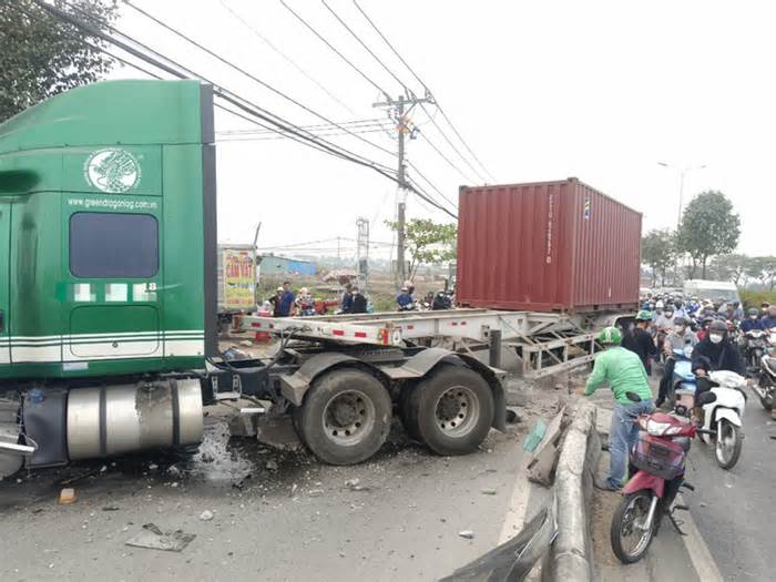 Xe container húc văng dải phân cách tông 2 xe máy khiến 3 người bị thương ở Hóc Môn