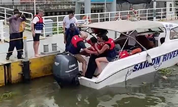 Thuyền trưởng cùng khách nước ngoài cứu người ở sông Sài Gòn