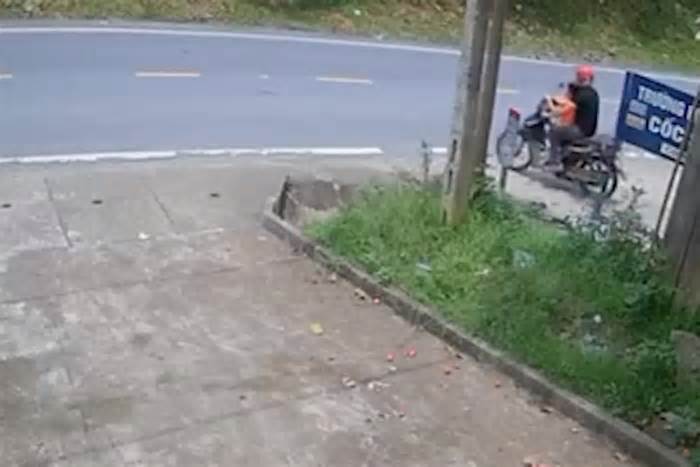 Người điều khiển xe máy chở theo con nhỏ bị hất tung khi sang đường