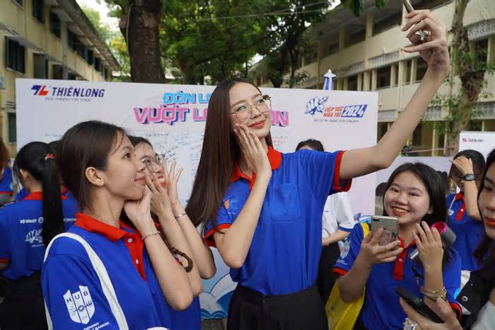 Hoa hậu Lê Nguyễn Bảo Ngọc, Thùy Tiên, Phương Mỹ Chi và dàn sao dự ngày hội của thanh niên TPHCM