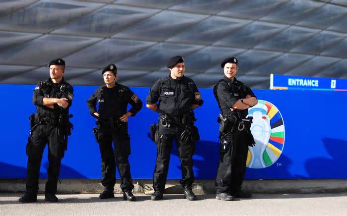 Cảnh sát Đức gồng mình chống nạn nhập cảnh trái phép mùa EURO