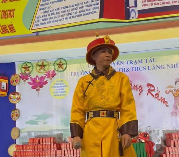Yêu cầu giải trình vụ 'giang hồ mạng' Phú Lê mặc đồ vua nhà Thanh hát trước 500 học sinh