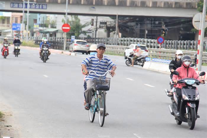 Cha nghèo đạp xe 'cà tàng' chở con đi thi giữa phố Đà Nẵng