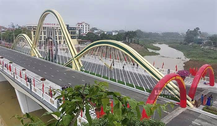 Cầu Thanh Bình vừa khánh thành - điểm nhấn kiến trúc giữa thung lũng Mường Thanh
