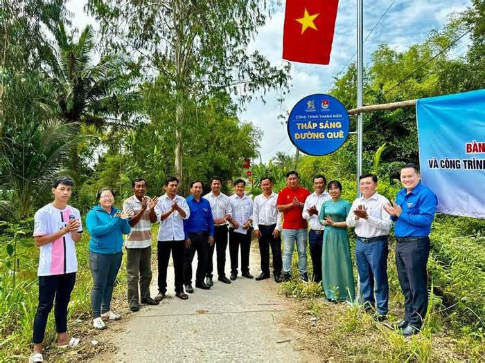 Sóc Trăng bàn giao công trình Thắp sáng đường quê