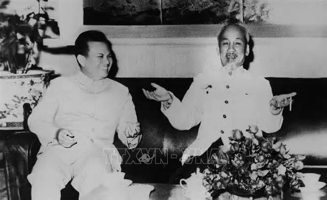 Điện mừng kỷ niệm 135 năm Ngày sinh Chủ tịch Hồ Chí Minh