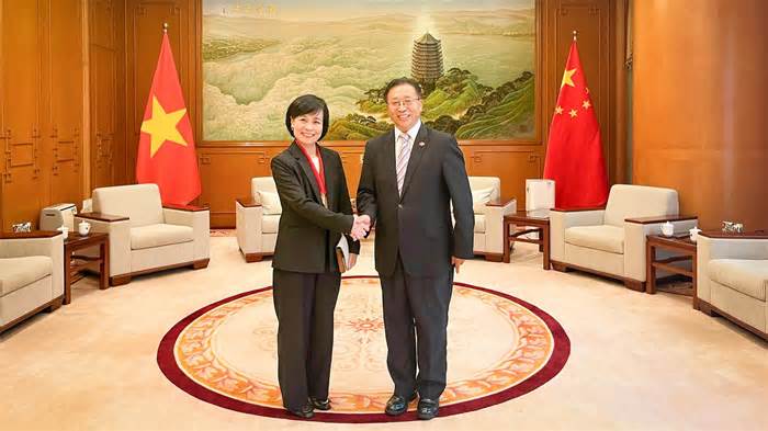 Tổng lãnh sự Lê Đức Hạnh chào xã giao Đặc phái viên Bộ Ngoại giao Trung Quốc tại Hong Kong
