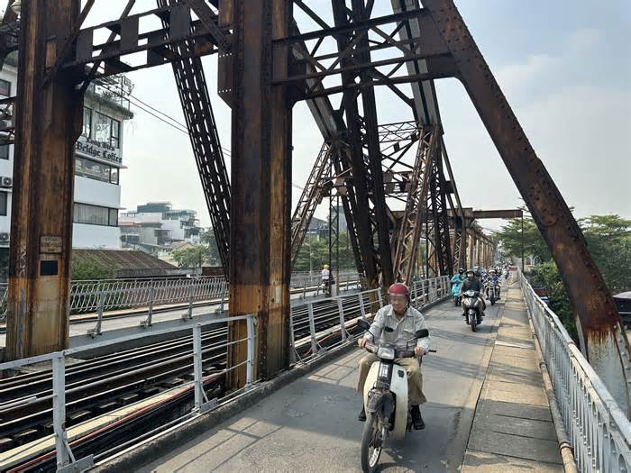 Chuyên gia Pháp lại sang tìm giải pháp đảm bảo an toàn cho cầu Long Biên