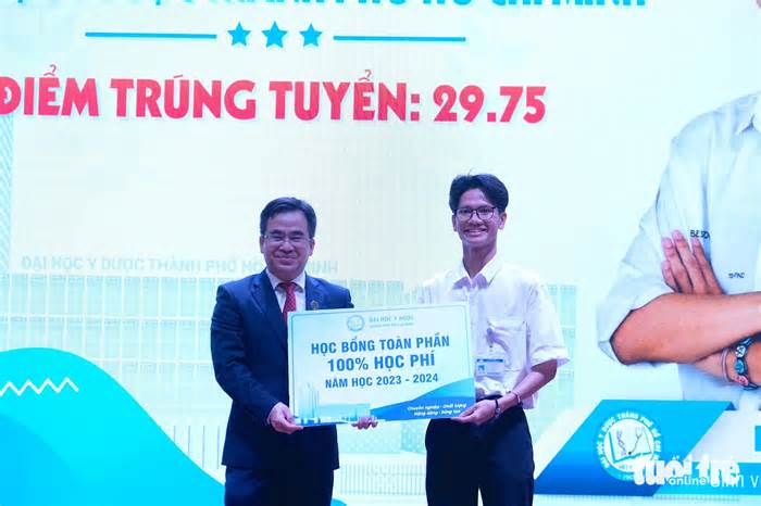 Trao học bổng toàn phần cho thủ khoa đạt 29,75 điểm