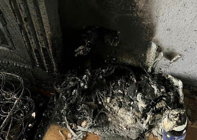 Hà Nội: Cháy nhà do chập điện lúc sạc điện thoại, giải cứu 3 cha con