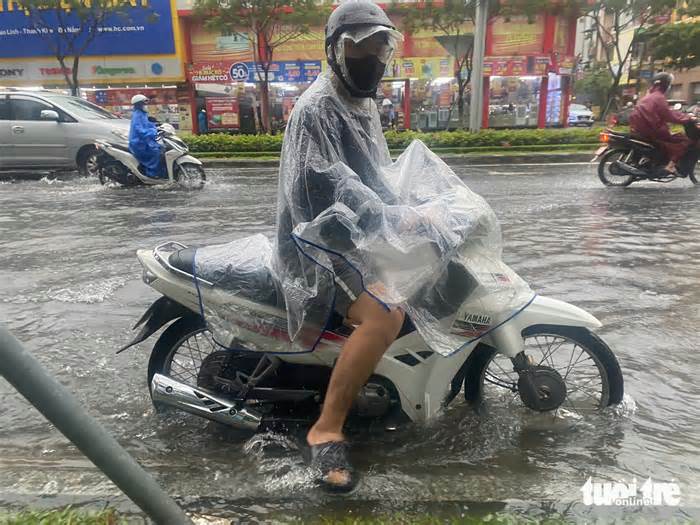 Nhiều nơi ở Đà Nẵng cho học sinh nghỉ học vì đường ngập