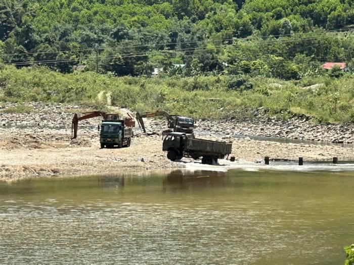 ‘Tuýt còi’ chủ dự án thủy điện qua mặt UBND tỉnh TT-Huế tổ chức nạo vét đất đá khe suối