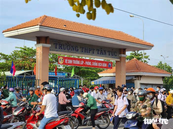 Phát hiện camera quay lén trong nhà vệ sinh trường học ở Bình Chánh