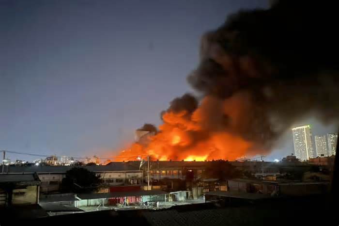 Đang cháy lớn nhà xưởng ở TPHCM
