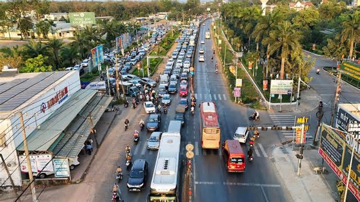 Mở mang cao tốc, nhưng đừng ngó lơ quốc lộ