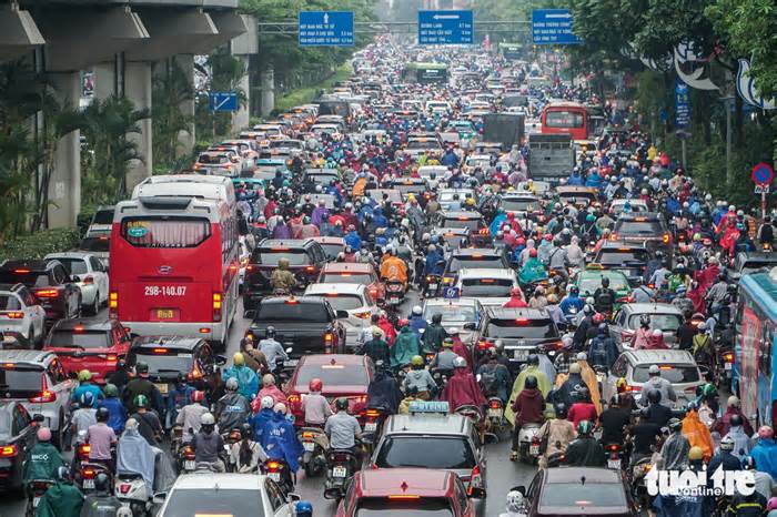 Mưa đúng giờ đi làm khiến giao thông Hà Nội hỗn loạn, dân 'chật vật' nhích từng chút tới công sở