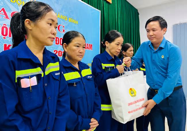 Trao quà từ Đại hội Công đoàn Việt Nam lần thứ XIII cho người lao động