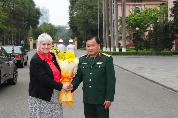 Quốc vụ khanh Bộ Quốc phòng Anh thăm Việt Nam