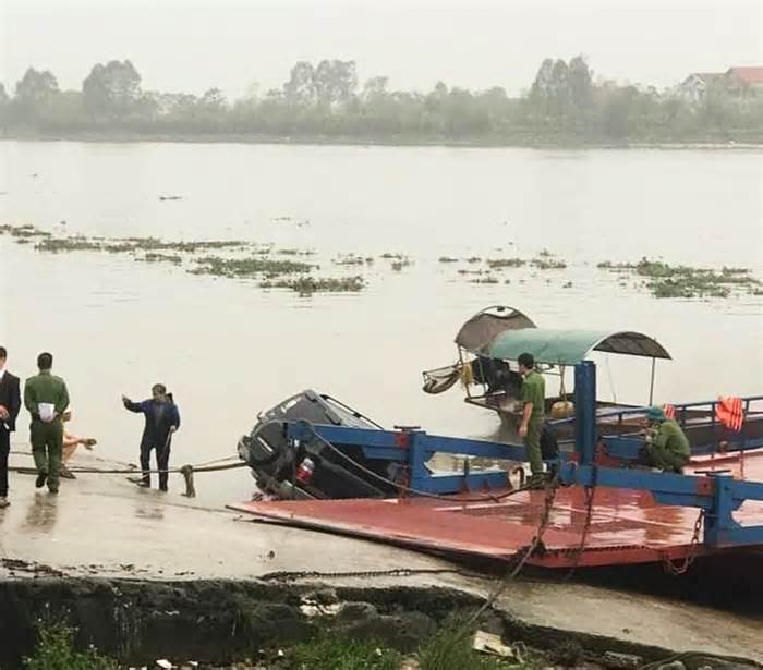 Xe bảy chỗ lao xuống sông, tài xế chết sau tay lái