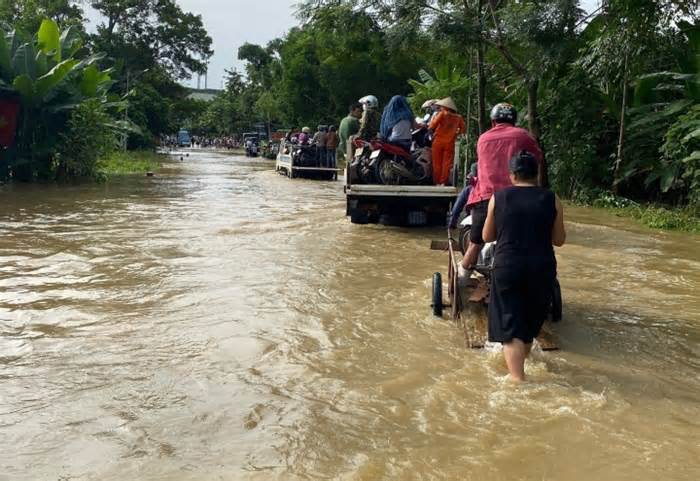 CSGT Tuyên Quang lấy xe chuyên dụng chở dân qua đoạn ngập sâu trên Quốc lộ 2