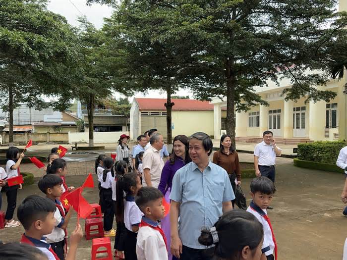 Bộ trưởng Nguyễn Kim Sơn thăm 2 trường vùng sâu của Đắk Nông